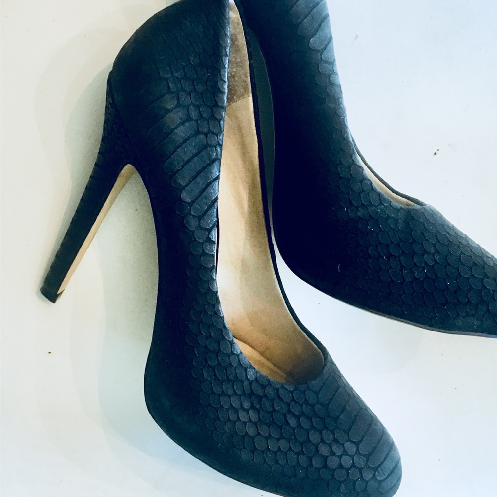 Inc Snake Skin Leather Pumps